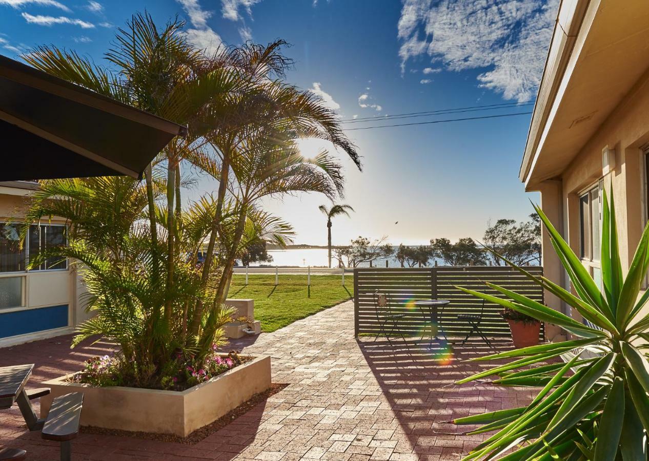 Api Pelican Beach Front Apartments คาร์ลแบร์รี ภายนอก รูปภาพ